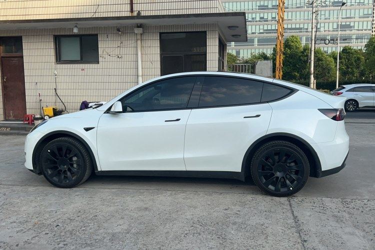 Tesla Model Y 2021 594KM